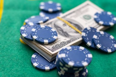 Poker fişleri ve dolar banknotları yeşil kumaşa. Yüksek kalite fotoğraf