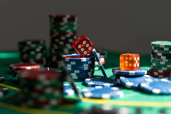 緑のテーブルの上のカジノのギャンブルチップ ゲームのために ポーカーだ 高品質の写真 — ストック写真