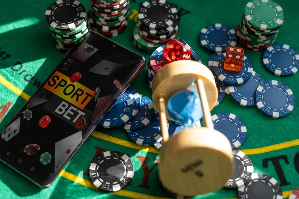 Poker Chips Uma Mesa Jogos Com Iluminação Dramática Foto Alta — Fotografia de Stock
