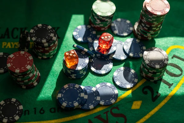 Yeşil Masada Renkli Poker Fişleri Yüksek Kalite Fotoğraf — Stok fotoğraf