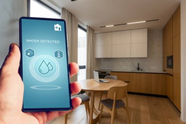 Su algılı ev kontrol uygulamalı akıllı telefon, akıllı ev konsepti