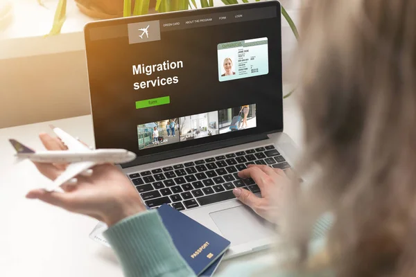 Laptop Word Migration Service — Foto de Stock