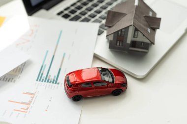 Oyuncak araba, oyuncak ev, anahtarlar ve para masanın üstünde. Yüksek kalite fotoğraf