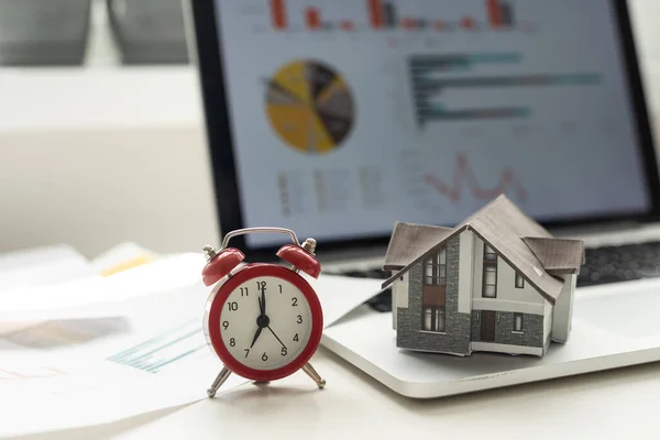Wecker Und Ein Hausmodell Zeit Für Eine Hypotheken Oder Immobilienversicherung — Stockfoto