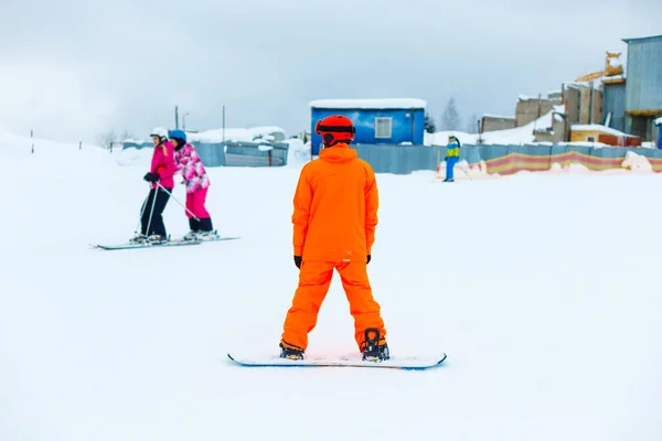 Snowboarder Springt Mit Snowboard Aus Schneehügel — Stockfoto