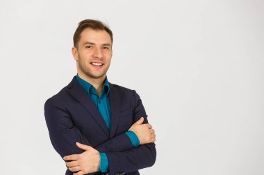 Yakışıklı çekici. Rahat kıyafet silah tutmak yakışıklı genç adam geçti ve üzerinde beyaz arka plan ayakta gülümseyen izole