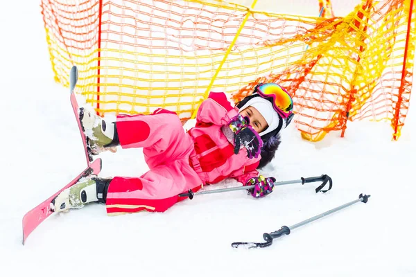 山の中で子供スキー 安全ヘルメットとアクティブな幼児の子供 ゴーグル 家族で楽しむ冬のスポーツ — ストック写真