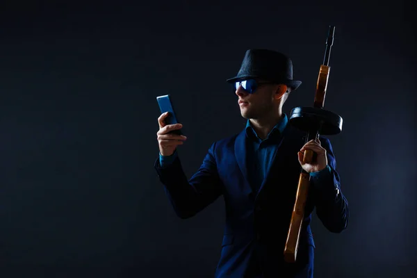 Mature Man Sunglasses Gun — Stok fotoğraf