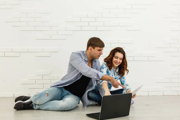 Casal Use Laptop Computer Enquanto Sentado Sala Estar Seu Apartamento — Fotografia de Stock