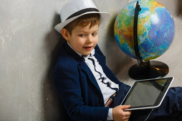 Kleine Schooljongen Heeft Plezier Met Zijn Tablet — Stockfoto