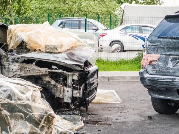Otoparkta Kırık Yanmış Arabalar Kaza Kasıtlı Vandalizm Yanmış Araba Bir — Stok fotoğraf