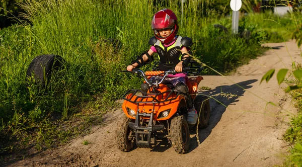 Дівчина Їде Електричному Квадроциклі — стокове фото