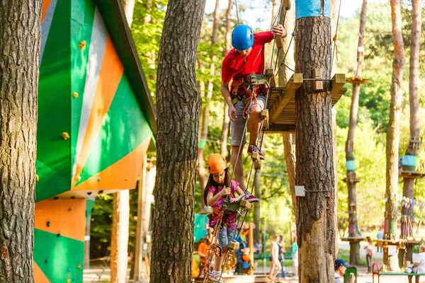 Poco Valiente Chica Caucásica Treerunner Sujetar Mosquetón Clip Antes Subir — Foto de Stock