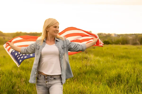 Mujer Atractiva Sosteniendo Una Bandera Americana Viento Campo Paisaje Verano —  Fotos de Stock