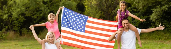 Familia Feliz Campo Con Bandera Americana Espalda — Foto de Stock
