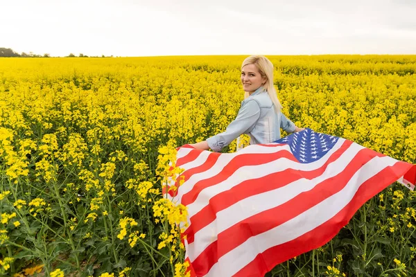Mujer Atractiva Sosteniendo Una Bandera Americana Viento Campo Colza Paisaje — Foto de Stock