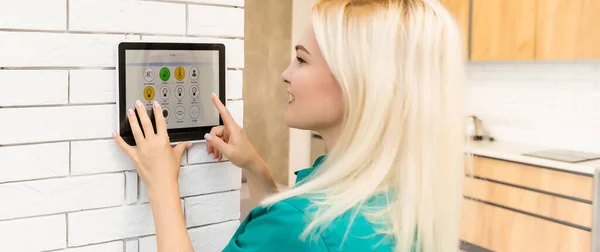 Kobieta Domu Pomocą Inteligentnego Ekranu Automatyzacja Systemu Domowego — Zdjęcie stockowe