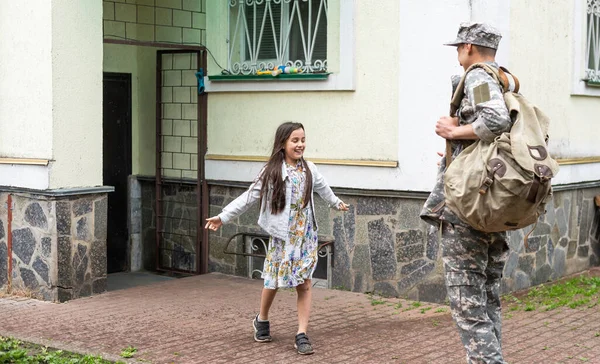 Menina Feliz Divertindo Com Seu Pai Militar — Fotografia de Stock