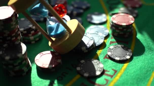 Kolorowe Żetony Pokerowe Zielonym Stole Wysokiej Jakości Zdjęcie — Wideo stockowe