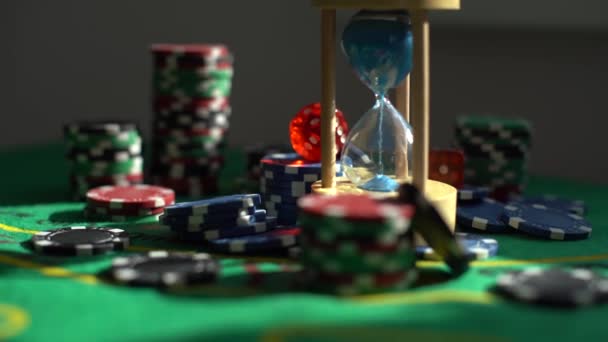 Азартні Покерні Фішки Зеленому Столі Високоякісна Фотографія — стокове відео