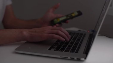 Erkekler evde çalışırken ya da internet üzerinden alışveriş ve sosyal ağ için kullanırken bilgisayar klavyesinde yazı yazıyorlar. Laptop cihazı. Yüksek kalite 4k görüntü