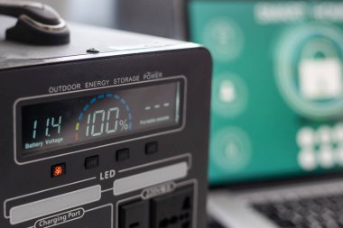 Taşınabilir elektrik santrali oturma odasındaki cihazları şarj ediyor. Yüksek kalite fotoğraf