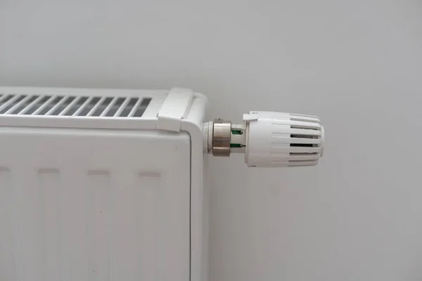 라디에이터 온도를 조절하는 온도를 조절하는 조절기 주세요 화이트 라디에이터 밸브가 — 스톡 사진