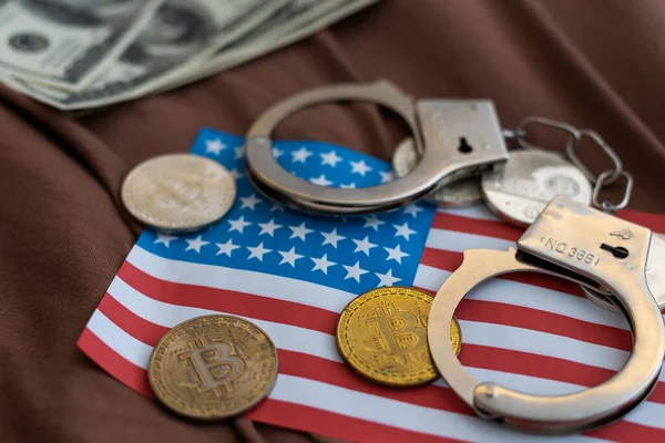Arany Bitcoin Cryptocurrency Bilinccsel Dollárszámlákon Digitális Bűnözés Letartóztatás Vagy Hackelés — Stock Fotó