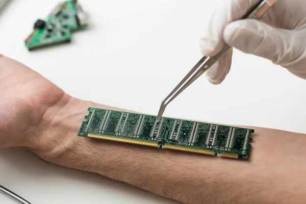 Adam Çip Yerleştirilmiş Elini Gösteriyor Elektronik Teknolojilerin Insan Vücuduna Yerleştirilmesi — Stok fotoğraf