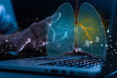Kadın doktorun elinde, karanlık arka planda virüs anahatlarıyla soyut, parlak akciğer arayüzü olan tablet tutarken yakın plan. İlaç, salgın hastalık ve sağlık sigortası konsepti. Çifte maruziyet. Yüksek kalite fotoğraf