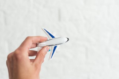 uçak oyuncak model beyaz arka plan üzerinde izole tutan el