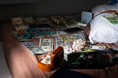 Polis kelepçeleri 100 avroluk bir dizi yeşil parasal banknota dayanıyor. Bir sürü para sonsuz bir yığın oluşturur. Yüksek kalite fotoğraf