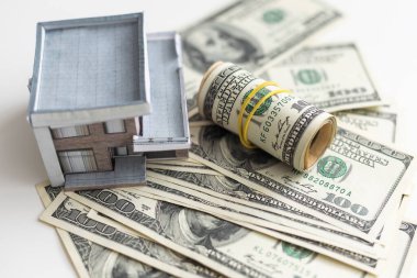 Dolar banknotları üzerinde küçük bir ev. Yüksek kalite fotoğraf