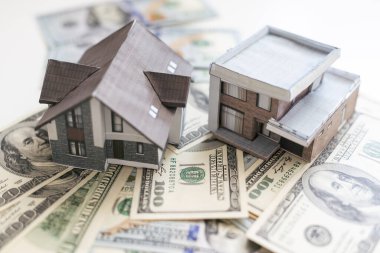 100 dolarlık banknotların ev modeli. Yeni bir ev inşa etmek için para ya da yatırım tutun.