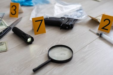 Olay yeri işaretinin yanında yerde yatan bir silah. Yüksek kalite fotoğraf