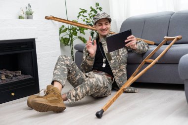 Teletıp Konsepti. Askeri adamın dijital tablet kullanan terapistle görüntülü görüşmesi var, doktordan sanal tıbbi danışmanlık alıyor..