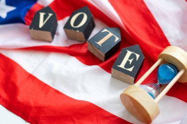 Amerikan bayrağı arka planında 2024 harfli ahşap küplerin üst görüntüsü. Birleşik Devletler başkanlık seçimi. Politika ve oylama kavramsal. Yüksek kalite fotoğraf