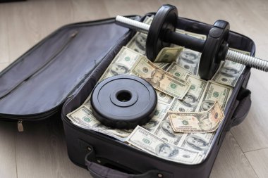 100 dolarlık banknotlarla dolu eski siyah bir bavul. Yozlaşma. Yüksek kalite fotoğraf