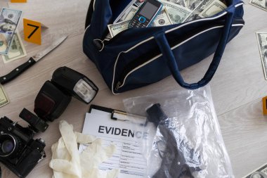 Ceza soruşturması biriminde para dolu siyah çanta, kavramsal görüntü. Yüksek kalite fotoğraf