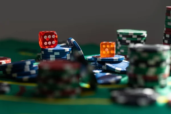 Szerencsejáték Téma Színes Játék Zsetonokat Halom Zöld Asztal Közelről Kiváló — Stock Fotó
