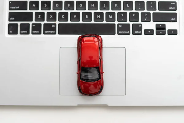 Symbool Van Online Veiling Verzekering Verkoop Auto Speelgoedauto Laptop Auto — Stockfoto