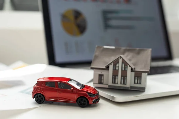 Dom Czerwony Miniaturowy Samochód Pieniądze Wysokiej Jakości Zdjęcie — Zdjęcie stockowe