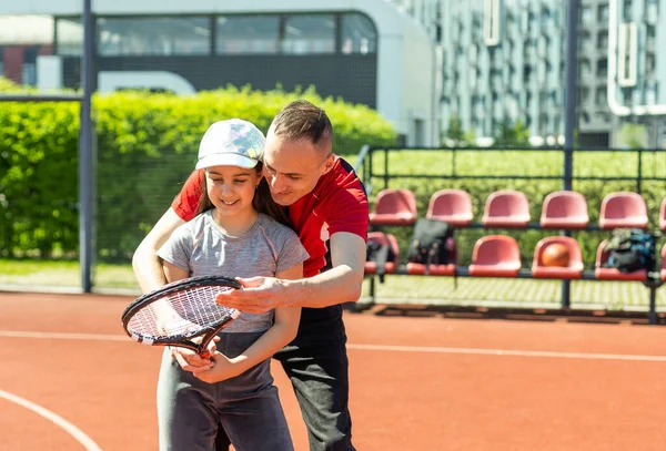 Ενεργό Οικογένεια Παίζει Τένις Στο Γήπεδο — Φωτογραφία Αρχείου