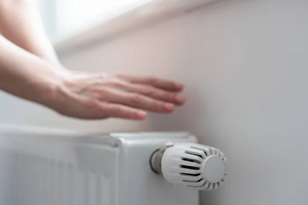 Een Vrouwenhand Houdt Thermostaat Van Verwarming Vast Kostenconcept Voor Verwarming — Stockfoto