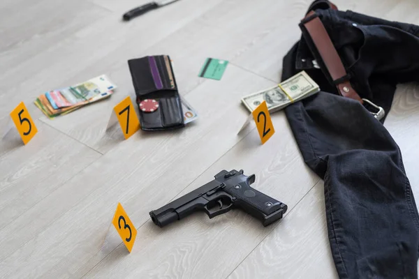 犯罪現場調査 アパートでの殺害後の証拠の番号付け 証拠マーカー付き真鍮ナックル 財布や服 高品質の写真 — ストック写真