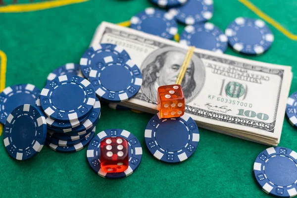Cartões Poker Royal Flush Notas Dinheiro Dinheiro Jogo Fichas Casino — Fotografia de Stock