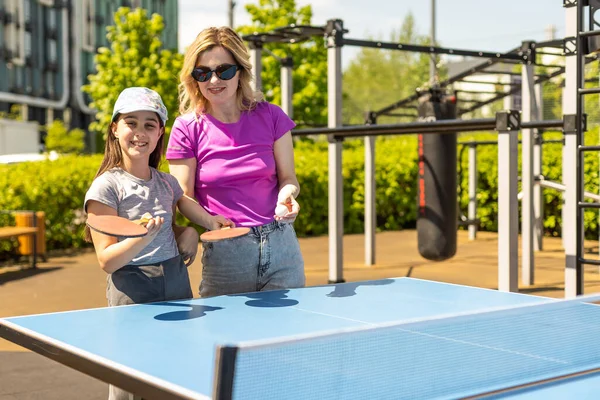 Jovem Com Sua Filha Jogando Ping Pong Parque — Fotografia de Stock