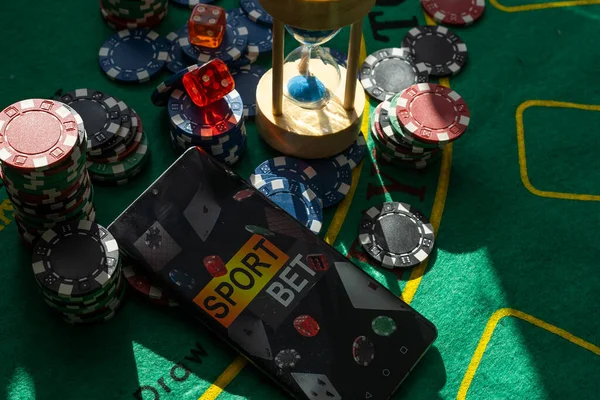 Χρωματιστά Μάρκες Πόκερ Στο Πράσινο Τραπέζι Υψηλής Ποιότητας Φωτογραφία — Φωτογραφία Αρχείου