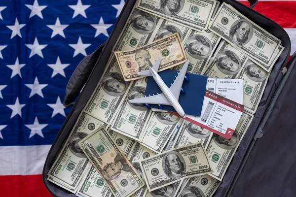 Egy Régi Fekete Bőrönd Nyitott Fedővel Tele Száz Dolláros Bankjegyekkel — Stock Fotó