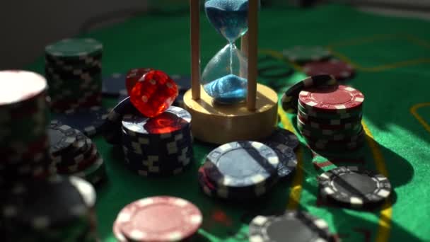 Kasino Poker Žetony Zeleném Stole Kvalitní Fotografie — Stock video